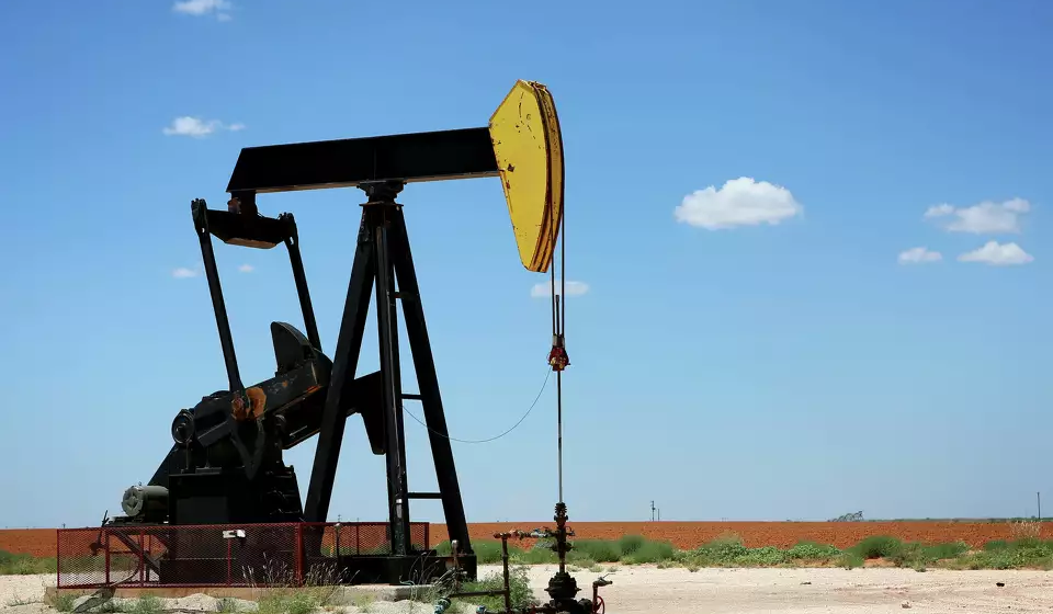 EIA raises 2025 oil price forecast, lowers 2026 outlook amid global risks