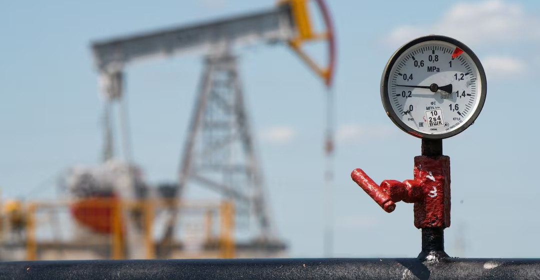 Oil settles higher on weaker dollar and Russian supply disruptions