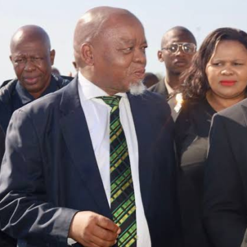 image-34.webp South African Petroleum Minister wants R117 billion to revive a dead oil refinery