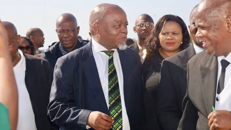 image-34.webp South African Petroleum Minister wants R117 billion to revive a dead oil refinery